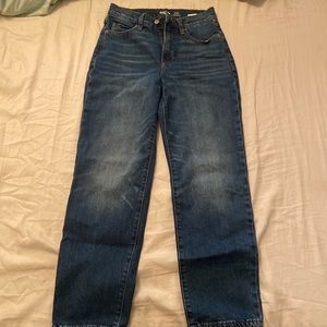 straight Extra high rise with a secret slim pockets, they are wide legged jeans